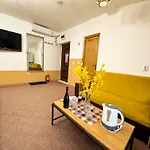 Golden Escape - Charming In Prime Location Apartment