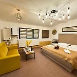 Apartment Golden Escape - Charming In Prime Location