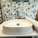 Apartment Golden Escape - Charming In Prime Location
