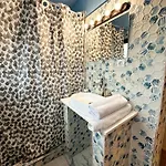 Apartment Golden Escape - Charming In Prime Location