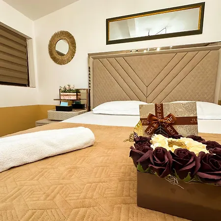 Golden Escape - Charming In Prime Location Lägenhet Craiova