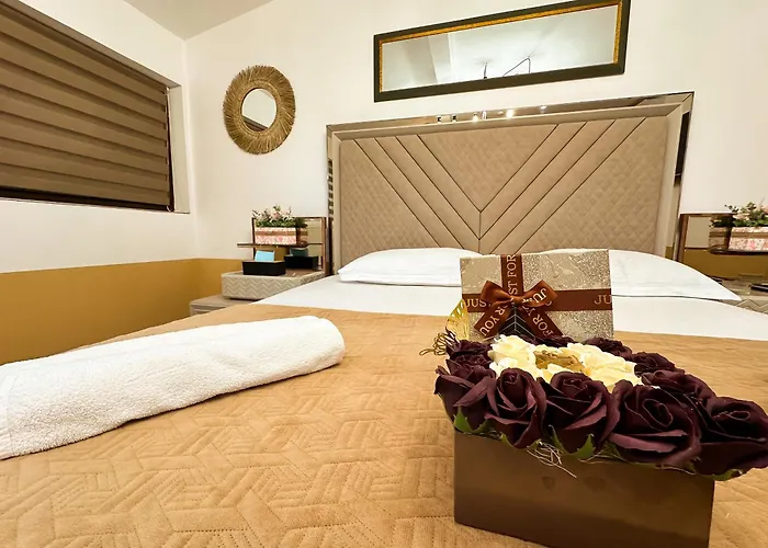 Golden Escape - Charming In Prime Location Lägenhet Craiova